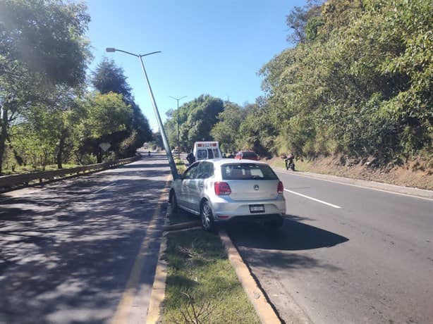 Auto choca contra un poste de alumbrado público en el bulevar Xalapa- Coatepec