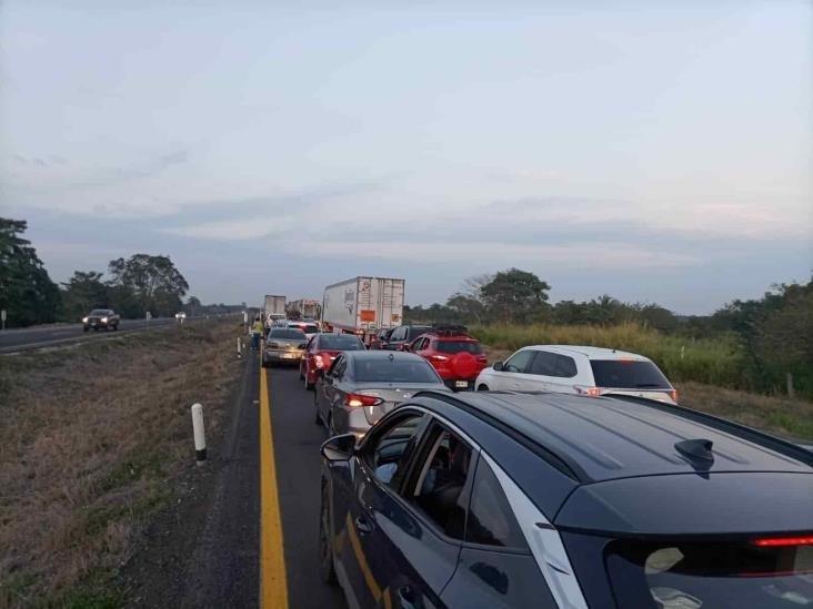 Tráfico vial en autopista Córdoba – Veracruz; cierran la carretera por accidente