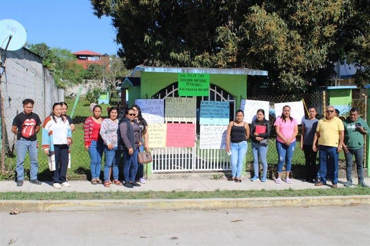 Padres de familia toman el Jardín de Niños Zamna de Misantla; reclaman falta de docente