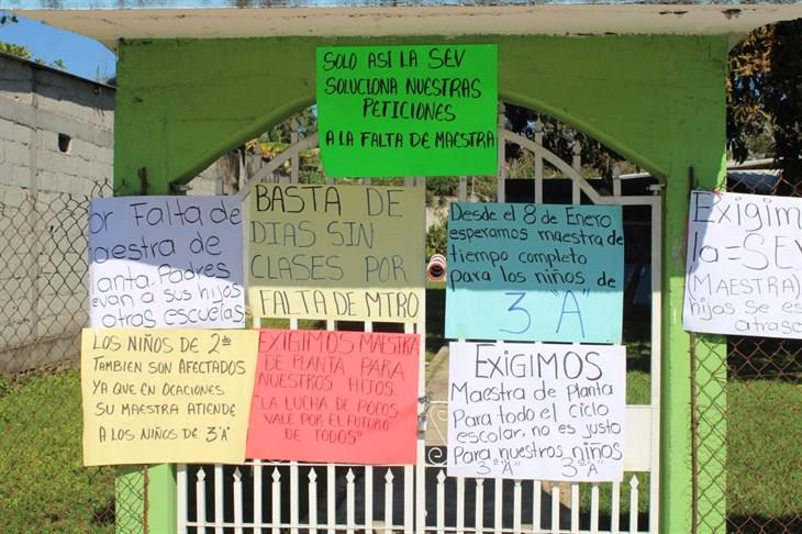 Padres de familia toman el Jardín de Niños Zamna de Misantla; reclaman falta de docente