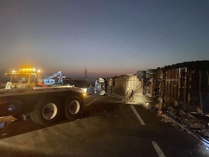 Se registra volcacura de tráiler cargado de carne en la caseta El Diamante