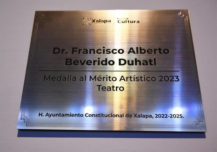 En Xalapa otorgan Medalla al Mérito Artístico al actor Francisco Beverido