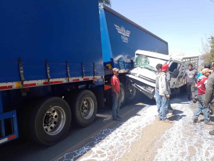 Camioneta se incrusta en la caja de un tráiler en la carretera Fortín-Huatusco