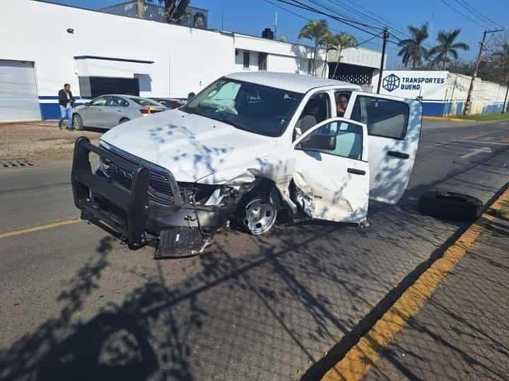 En Córdoba, choca camioneta de la Policía Ministerial contra auto