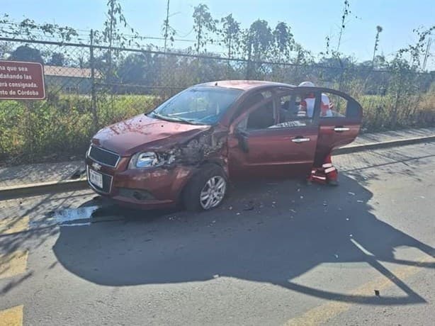 En Córdoba, choca camioneta de la Policía Ministerial contra auto