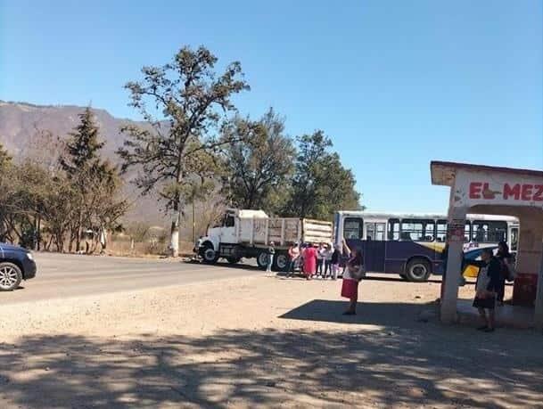 Bloquean carretera Orizaba-Tehuacán tras desaparición de sobrino del ex alcalde de Acultzingo