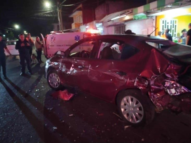 Auto es chocado por una camioneta en avenida en Xalapa