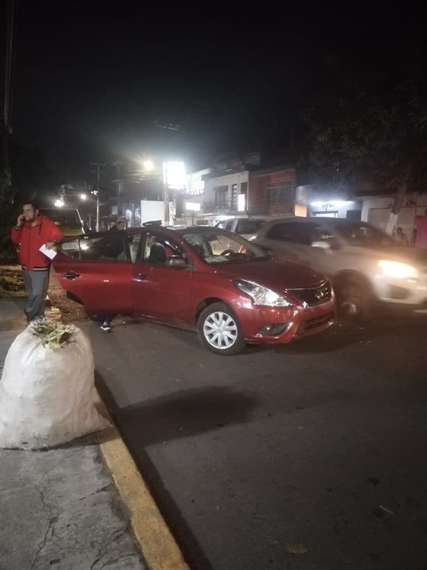Auto es chocado por una camioneta en avenida en Xalapa
