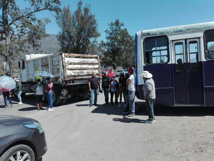 Bloquean carretera Orizaba-Tehuacán tras desaparición de sobrino del ex alcalde de Acultzingo