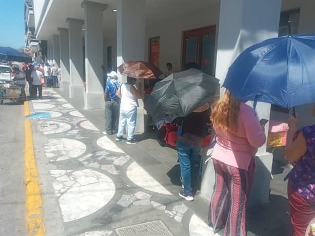 Beneficiarios de Pensión del Bienestar aprovechan últimos días de pago en Veracruz