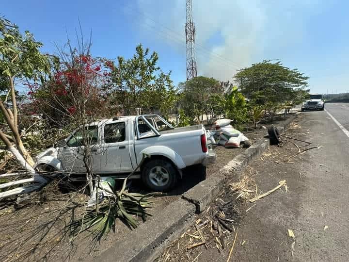 Camioneta choca contra árbol en la carretera Nautla-Cardel