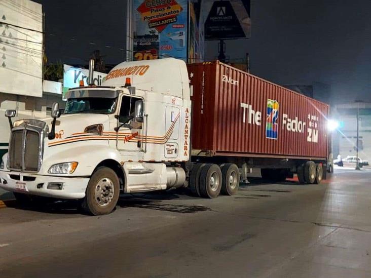 Motociclista muere atropellado por tráiler en avenida Lázaro Cárdenas de Xalapa