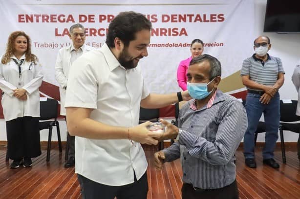 Entregan prótesis dentales a adultos mayores en Poza Rica