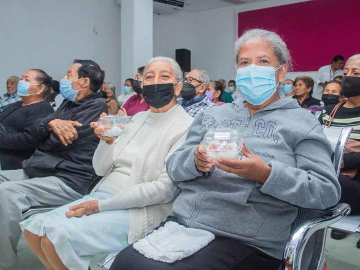 Entregan prótesis dentales a adultos mayores en Poza Rica