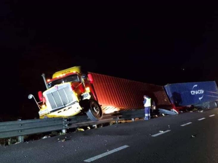 Tráiler doble remolque se sale del libramiento Xalapa- Perote