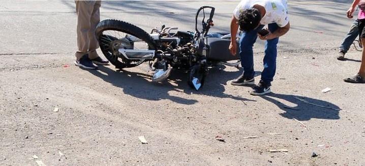Motociclista choca contra automóvil en calles de Tierra Blanca