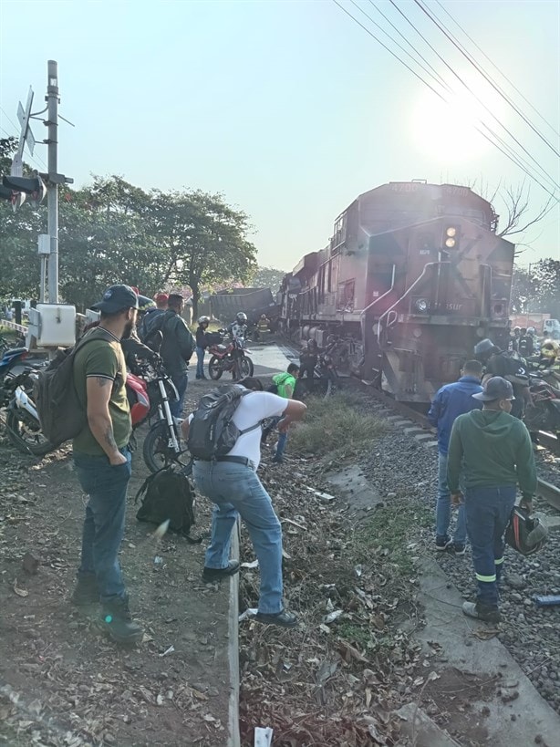 Tren arrolla a tráiler en la carretera Veracruz – Xalapa | VIDEO