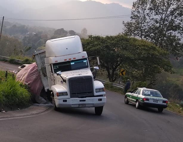 Vuelca tractocamión en la carretera Misantla-Xalapa