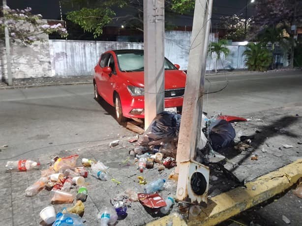 Conductor choca contra poste de luz en Boca del Río