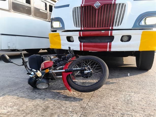 Camión de pasajeros arrolla a motociclista en bulevar de Boca del Río