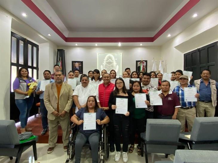 Realizan entrega de certificados de educación básica a adultos en Martínez de la Torre