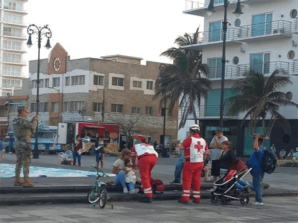 Piden colocar barandal en malecón de Veracruz tras caída de bebé en su carriola