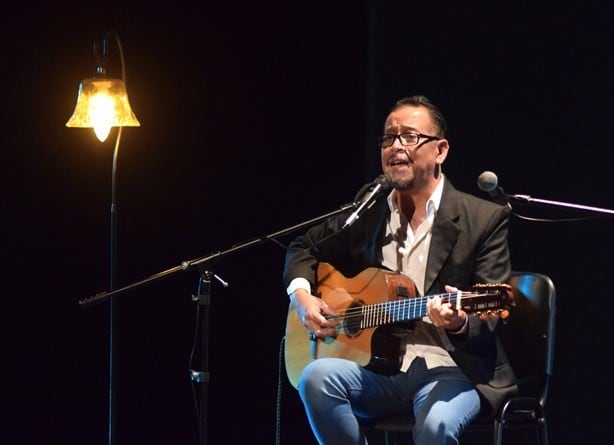 Fernando Delgadillo reconquista a los jarochos con show en Teatro Clavijero