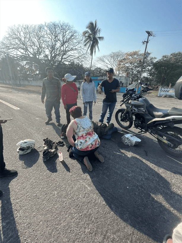 Camión cargado con pollos arrolla a motociclista en Cotaxtla