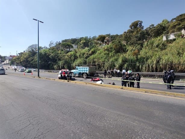 Muere otro motociclista en Xalapa al chocar contra camión de volteo