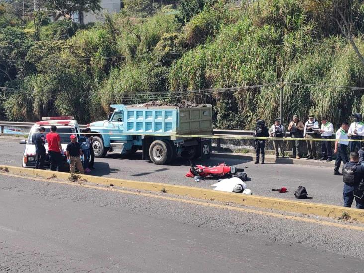 Muere otro motociclista en Xalapa al chocar contra camión de volteo