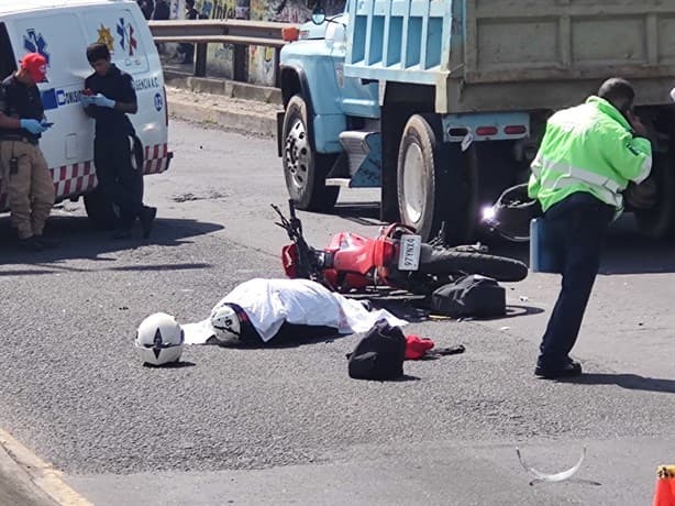 Muere otro motociclista en Xalapa al chocar contra camión de volteo