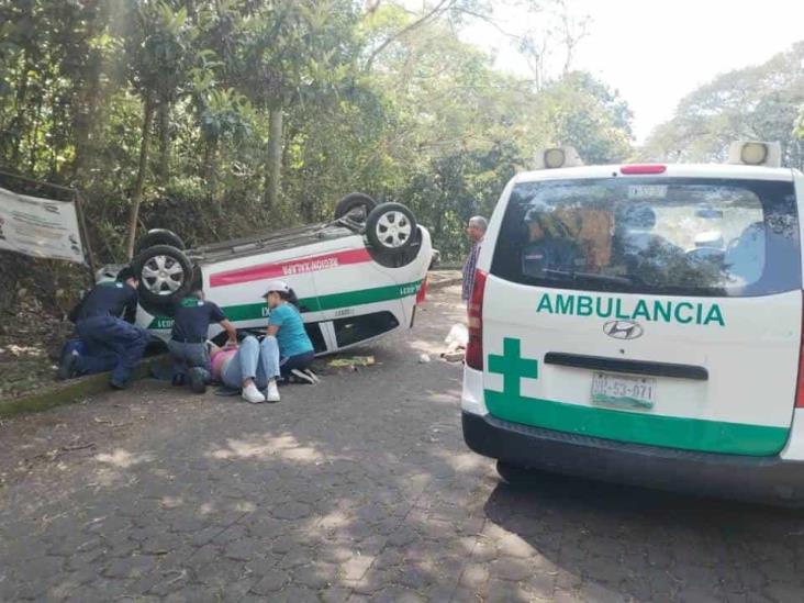 Vuelca taxi en Xalapa, a un costado de la avenida Murillo Vidal