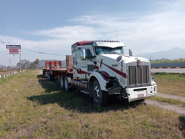 Tráiler y camioneta protagonizan choque en la autopista Córdoba-Veracruz