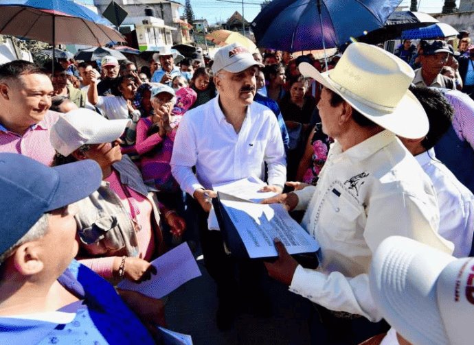 Ricardo Ahued sigue trabajando sin descanso por Xalapa