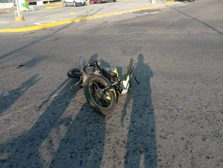 Taxi choca con un motociclista en Veracruz