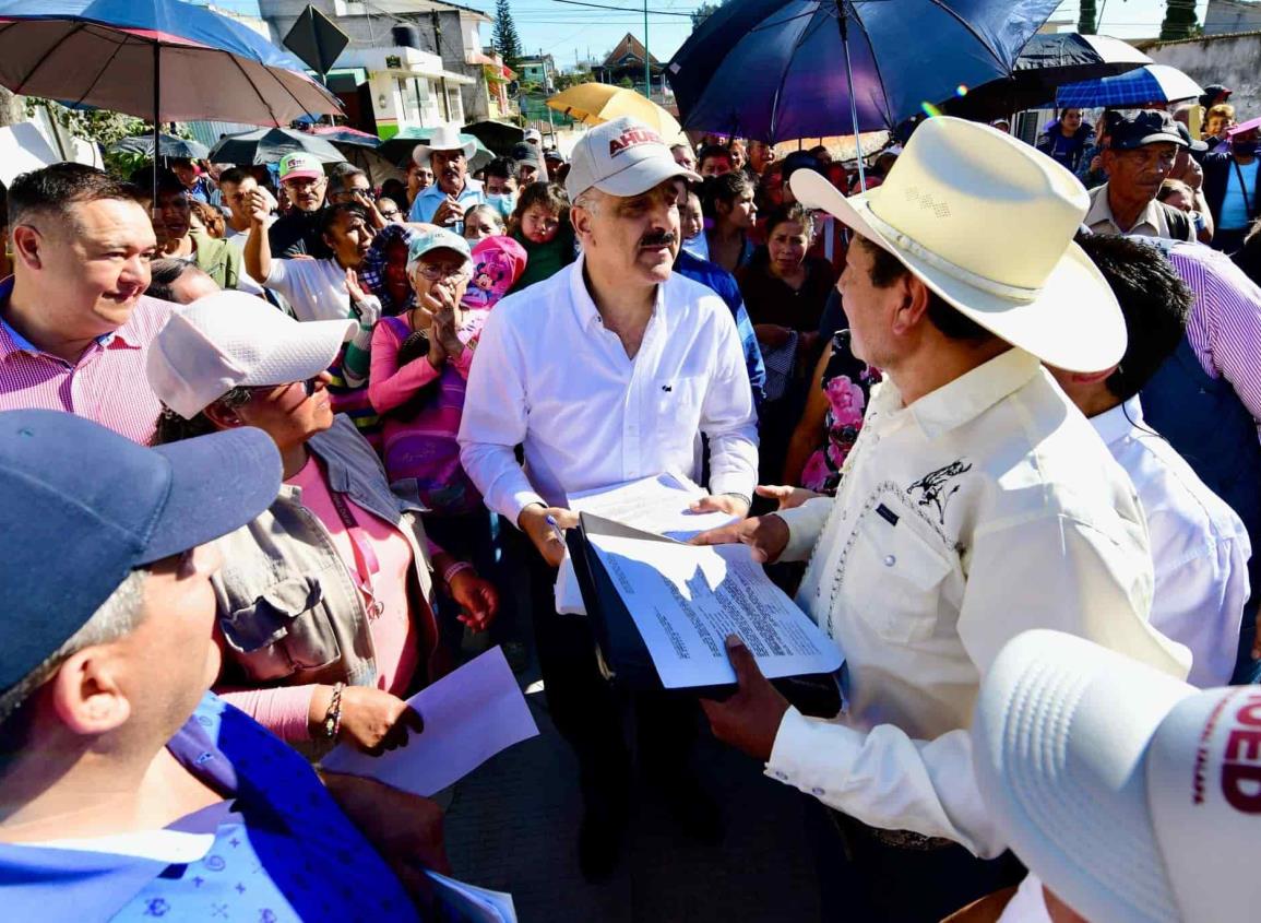 Ricardo Ahued sigue trabajando sin descanso por Xalapa