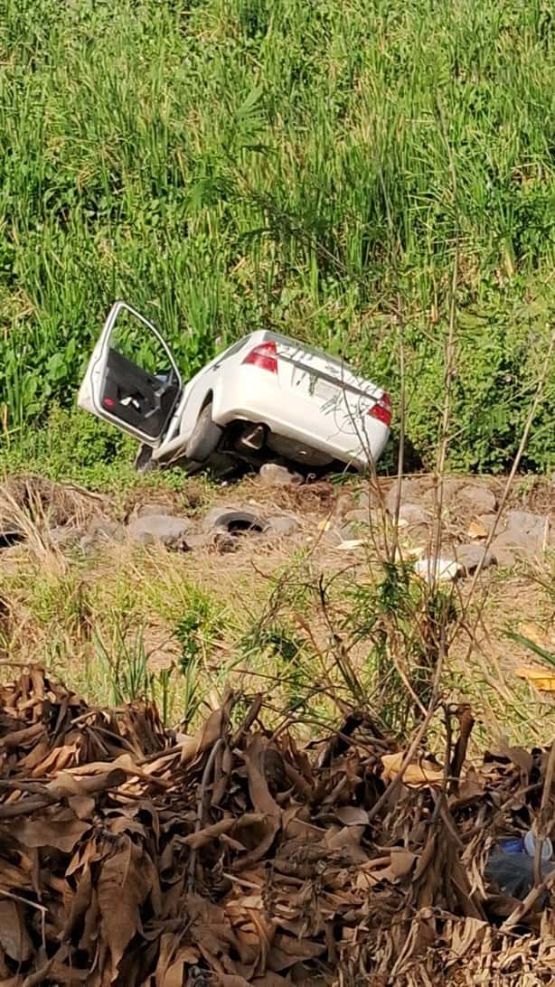 Automóvil en Veracruz pierde el control y termina en un barranco