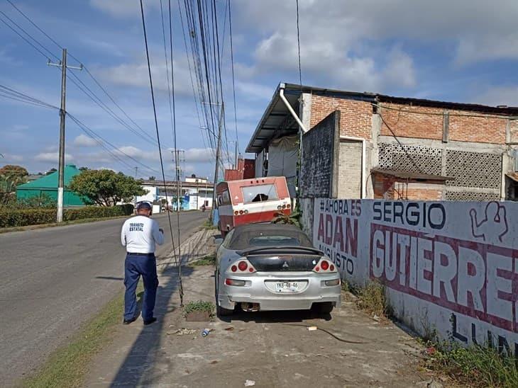 Tránsito municipal realiza acciones contra vehículos abandonados en Misantla