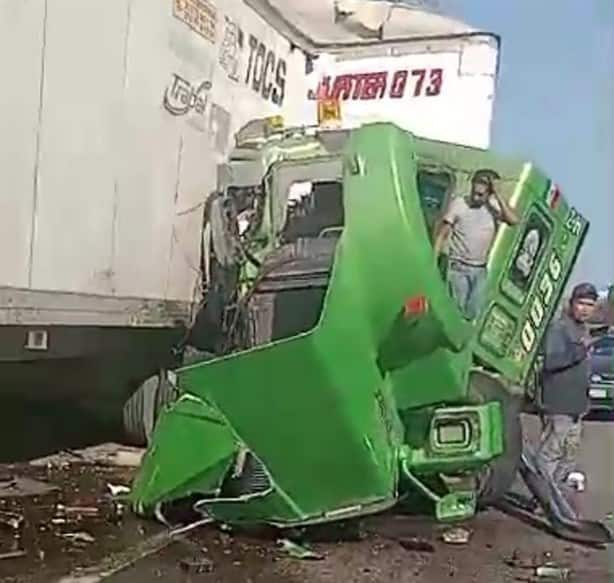 Tráiler pierde el control y ocasiona aparatoso accidente en la Veracruz-Córdoba
