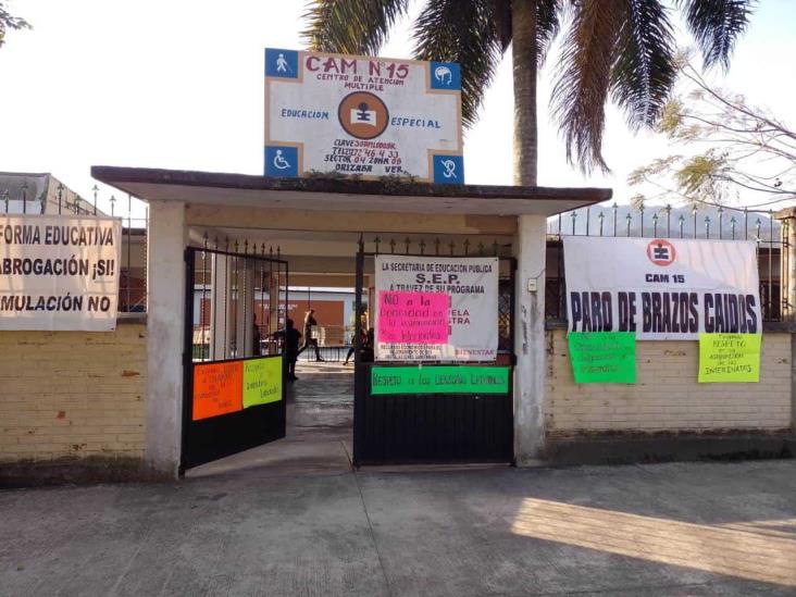 Maestros del CAM en Orizaba mantienen paro de brazos caídos; esto piden