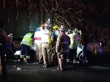 Se registra fuerte choque entre auto y tráiler en Amatlán