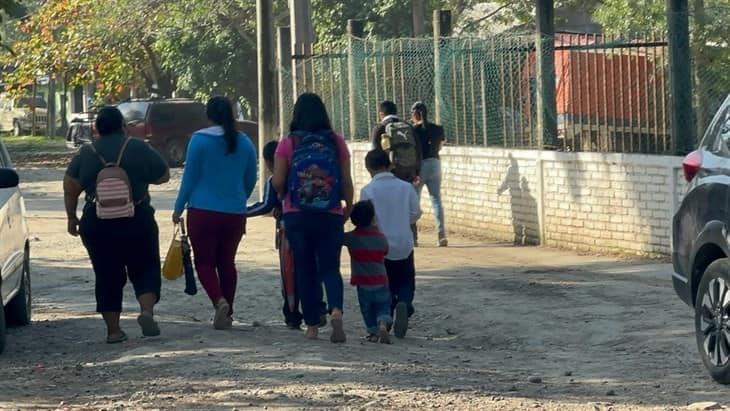 Por conflicto entre docentes y directora suspenden clases en primaria de Tihuatlán (+ VIDEO)