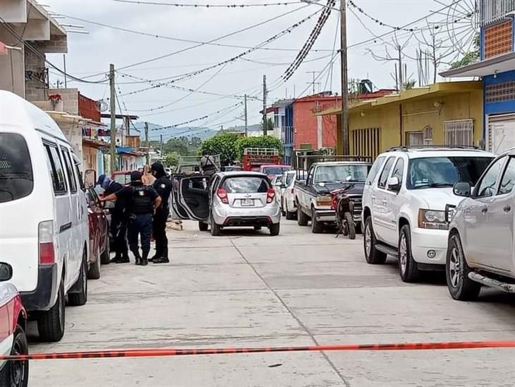 Auto atropella a pareja de peatones en Colipa  