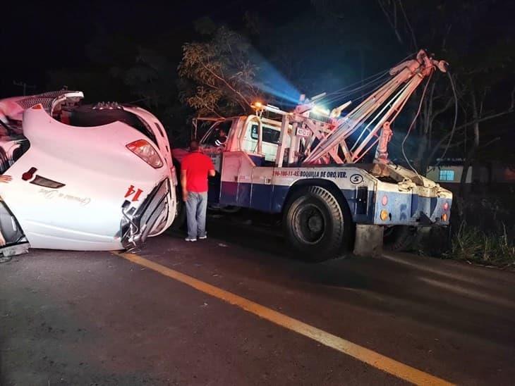 Tráiler se accidenta sobre la carretera Palma Sola-Santa Ana