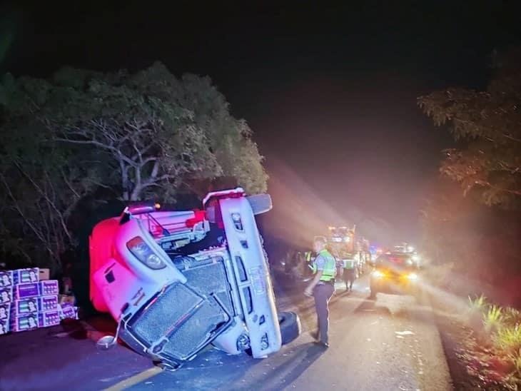 Tráiler se accidenta sobre la carretera Palma Sola-Santa Ana