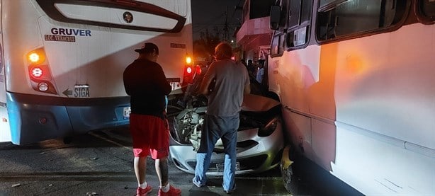 Camión urbano se queda sin frenos y choca contra 4 vehículos en Río Medio, Veracruz | VIDEO