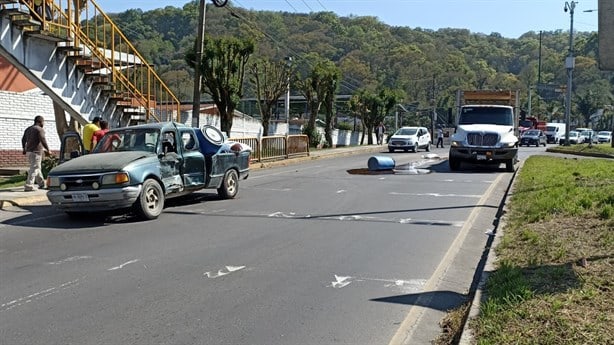 Camión y camioneta protagonizan accidente en el bulevar Banderilla