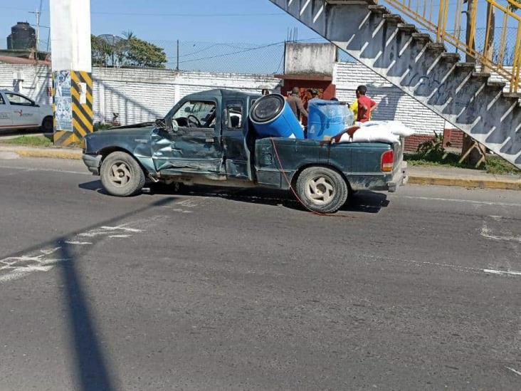 Camión y camioneta protagonizan accidente en el bulevar Banderilla