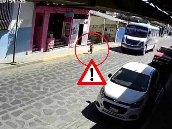 ¡Tremendo susto! Autobús impacta a menor en calles de Xico (+Video)