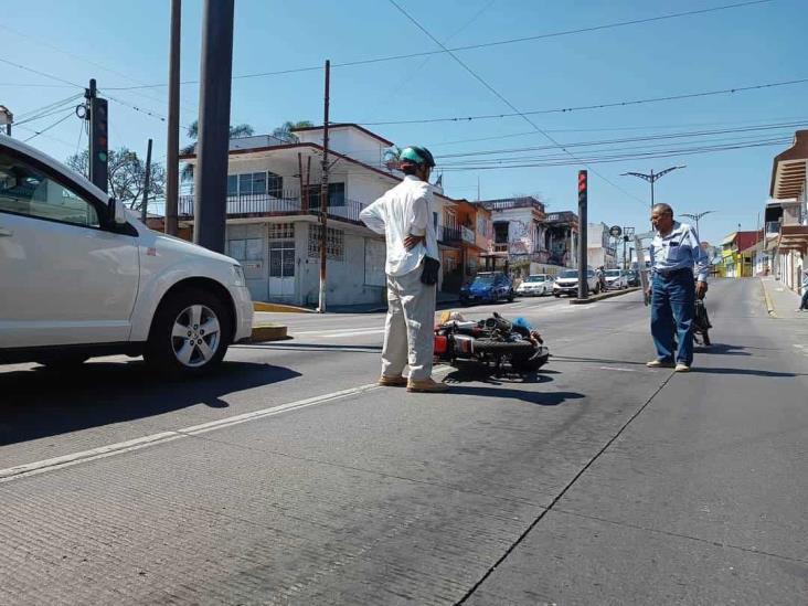 Motociclista resulta lesionado tras ser atropellado por auto en calles de Córdoba